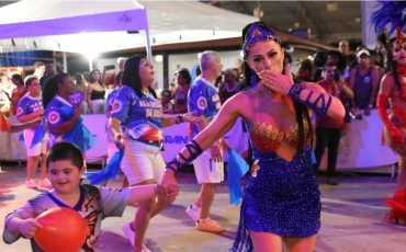 A musa Tatiana Breia participa do mini desfile na Cidade do Samba ao lado do filho na União da Ilha