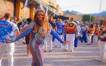 Rainha da escola Tradição, Priscyla Vidal se emocionou ao entrar na Cidade do Samba para o Esquenta da Série Ouro