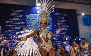 Grande final: Beija-Flor define samba e coroa rainha de bateria nesta quinta