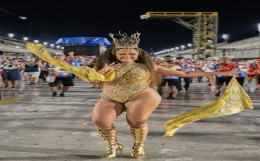 Madrinha da Em Cima da Hora inicia preparativos com fantasia do carnaval 2025